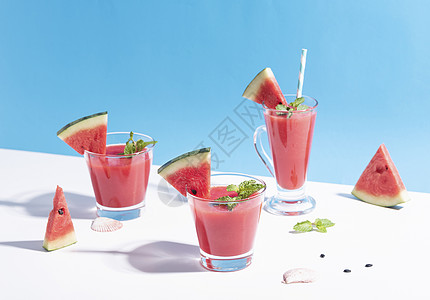 鲜水甜瓜汁和西瓜切片 在彩色背景上 夏季饮料乡村玻璃食物茶点饮食眼镜热带液体水果海滩图片