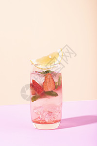 杯子里的冰草莓鸡尾酒加柠檬 在彩色背景上 夏季饮料酒精热带玻璃果汁果味液体浆果薄荷水果苏打图片