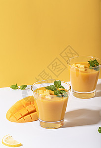 新鲜芒果冰淇淋和成熟的芒果切片 在彩色背景上 夏季饮料饮食橙子乡村异国叶子液体玻璃水果紫色果汁图片