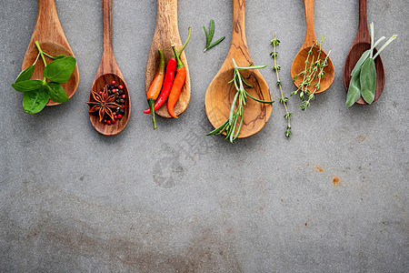 木勺中各种香料和草药 平坦的香料收藏蔬菜厨房辣椒百里香调味品勺子胡椒营养食谱图片