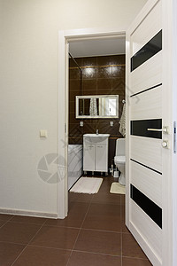 从走廊到浴室的入口处 加上厕所和卫生间图片