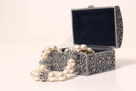 珍珠领带珠宝盒 有轻光背景别针金属青金石黄铜奢华蝴蝶项链珍珠时代宝石图片