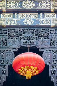 红中国灯笼挂在装饰的门上图片