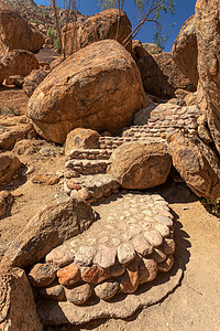 纳米比亚白女士绘画背后的风景编队旅行丛林人绘画地标岩石花岗岩数字干旱沙漠图片