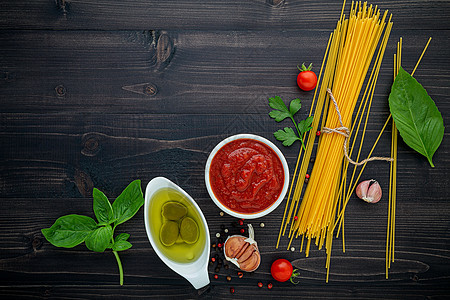 黑色木制背景的薄面条 黄色意大利语胡椒美食菜单刀具草药食谱造型师厨师糖类食品图片