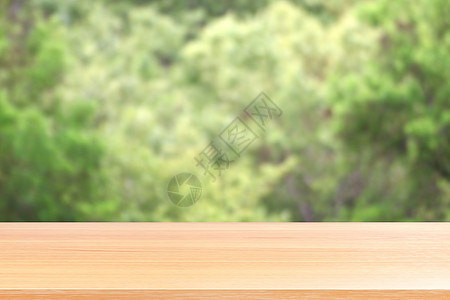空木桌地板上模糊的树自然绿色森林背景 木桌板空前模糊树 木板坯与透视棕色木桌 用于模拟展示产品甲板木板晴天天空花园阳光全景季节柜图片