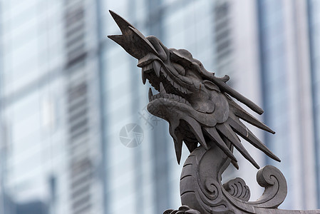 寺庙屋顶上的龙雕像传统崇拜宗教艺术装饰品旅行神社建筑学旅游力量图片