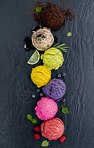 彩色冰淇淋球各种冰淇淋口味的蓝莓球 柠檬巧克力面包茶点糕点奶制品情调覆盆子水果核桃食物背景