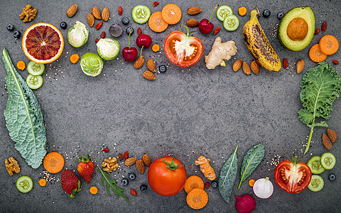 各种水果和蔬菜 用于在黑暗的石碑上提供健康的冰沙图片