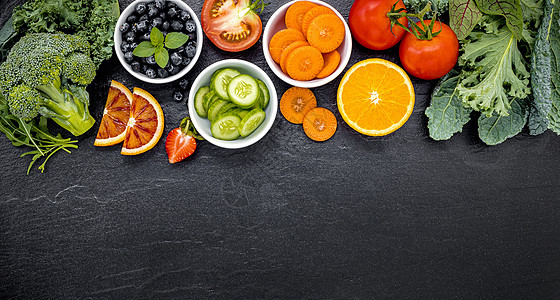 用于在暗色 s 上健康溜冰和果汁的多彩成分黄瓜饮料饮食营养蔬菜奶制品橙子活力杂货店水果图片