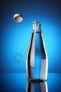 瓶装瓶盖挑战概念     瓶中淡水图片