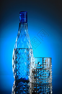 新鲜清洁的饮用水     玻璃瓶图片