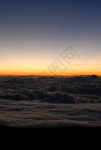 黄昏时的云顶橙子日落气氛环境天空蓝色首脑风景辉光背景图片