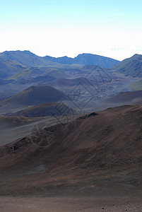 火山坑地貌火山口地面侵蚀行星陨石蓝色天空岩石角砾岩编队图片