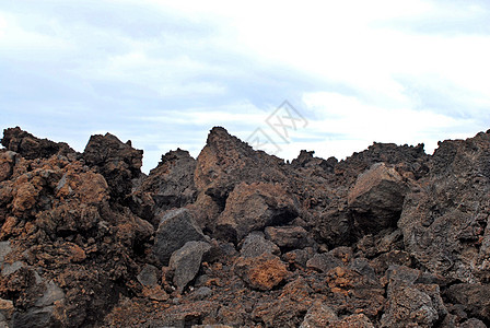 天空上被堵塞的火山岩图片