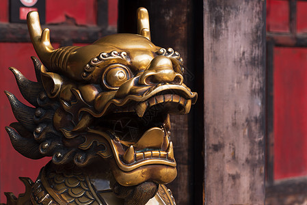 中国青铜龙雕像 在中国的佛教寺庙里宗教文化雕塑吉祥旅游旅行建筑金属城市佛教徒图片