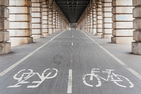 巴黎Bercy桥下的自行车路隧道城市柱子建筑物建筑学街道蓝色小路行人通勤者图片