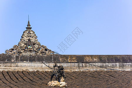 在中国佛教寺庙屋顶上用链条锁着的龙雕像图片