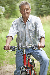 年长男子在乡村边享受周期性骑车农村自行车男性骑术退休男人图片