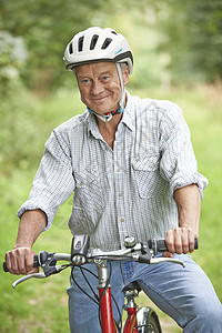 年长男子在乡村边享受周期性骑车男人退休自行车头盔安全帽骑术农村男性图片