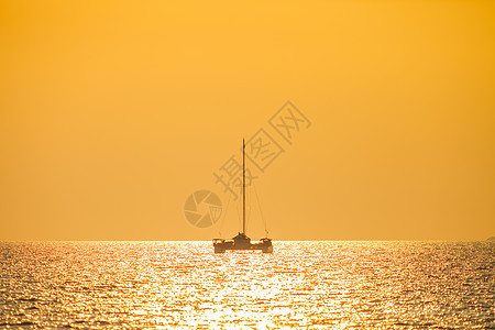 日落时 游艇在热带海边停泊汽艇海岸线海浪太阳旅游天空天际乐趣旅行阳光图片