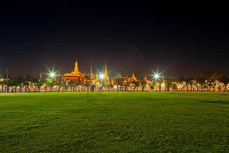 夜光在Bangkok大宫殿的夜间照明城市吸引力天空城堡蓝色地标国王遗产宝塔交通图片