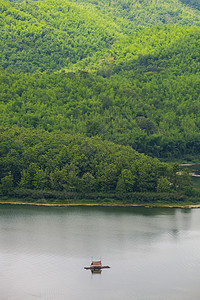 漂浮在大坝的水上运输公园森林国家竹子墙纸旅行海岸天空漂流图片