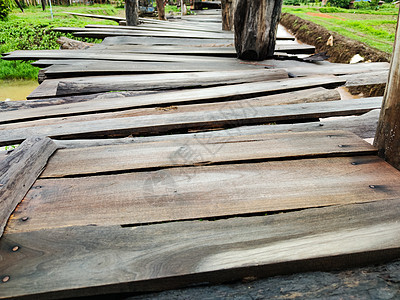 无条例的木材建筑行走道路 T 10图片