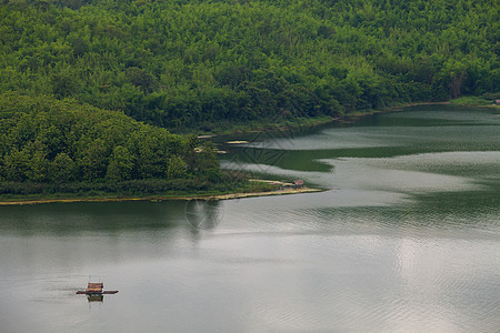 漂浮在大坝的水上漂流风景木头环境反射旅行森林爬坡墙纸巡航图片