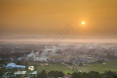 围绕日出时间的山地背景的城市风景景观图图片