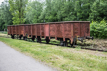 铁路的铁货车棕色绿色树木交通路线货运量火车垃圾车知识分支机构图片