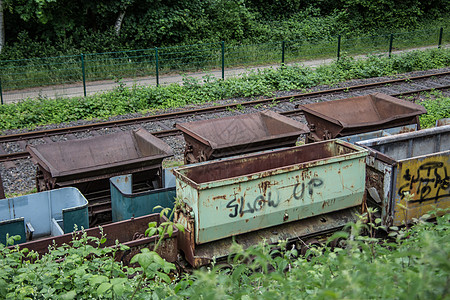 铁路的铁货车棕色分支机构路线垃圾车火车树木绿色货运量货物运输图片