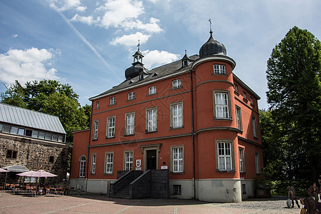 特洛伊斯多夫的Wissem城堡天空建筑历史石工红色蓝色棕色图片