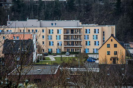 预制建筑中多彩 有色高楼出租房树木生活住房房屋公寓石工住宅阳台居住图片