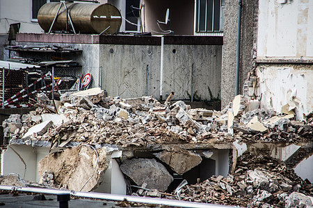 房屋被拆毁时垃圾堆建筑石头废墟拆迁房粉碎混凝土金属瓦砾钢筋图片