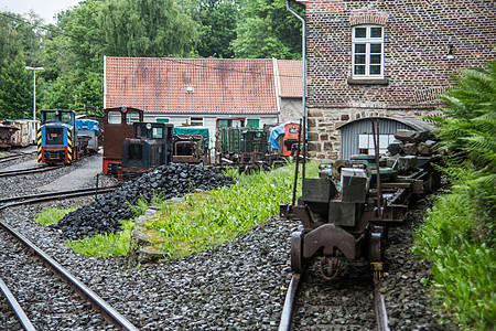 古老的铁路轨迹 通往矿山机车绿色火车棕色铁轨煤矿路线煤炭植被碎石图片
