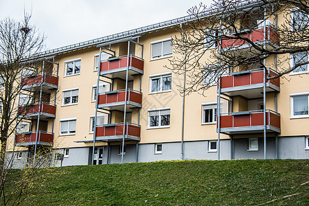 预制建筑中多彩 有色高楼生活居住房屋出租房住宅石工住房树木摩天大楼阳台图片