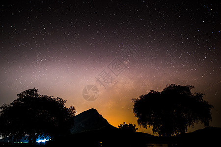 银河和星空在山上的夜空黑暗星球大战乳白色星云望远镜星座墙纸宇宙场景蓝色图片