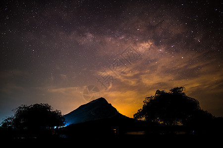 银河和星空在山上的夜空星座宇宙乳白色蓝色星球大战黑暗月亮望远镜银河系天空图片