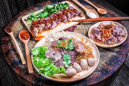 泰国菜面汤 烧木头的牛肉肉汤豆芽盘子胡椒辣椒文化蔬菜面条筷子饮食图片