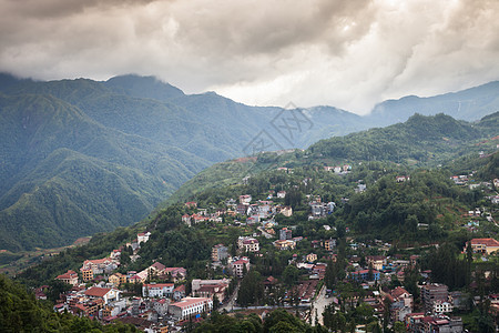 绿色山周围的城市村风景假期场地爬坡道天气房子森林旅行岩石天空蓝色图片