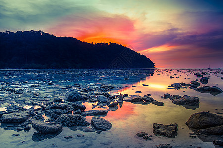 色彩多彩的天空日落海景与山图片