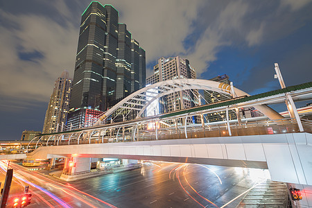 夜间城市风景和交通图片