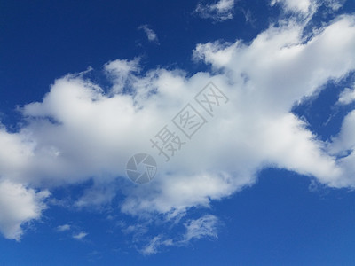 蓝色的天空 有白毛云云天气多云白色气氛背景图片