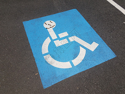 蓝色残疾人符号 鲜花做面容花朵花蕾轮椅沥青停车场路面停车位图片