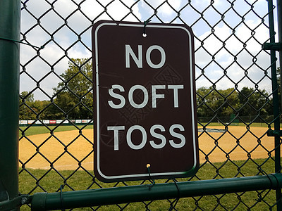 在棒球场的金属栅栏上 没有黑色软脚趾标志娱乐场地垒球击剑运动棒球钻石背景图片