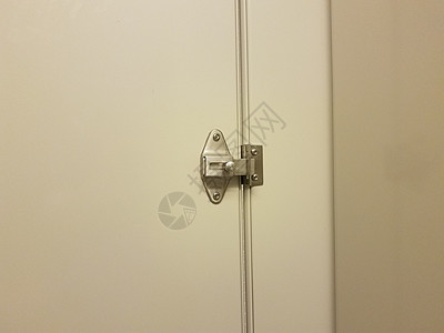 配有金属锁或门栓的卫生间隔间门图片