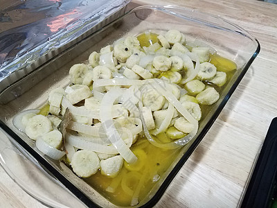 波多黎各食品板香蕉 油和玻璃容器洋葱以及玻璃袋中的洋葱食物芭蕉午餐水果背景图片