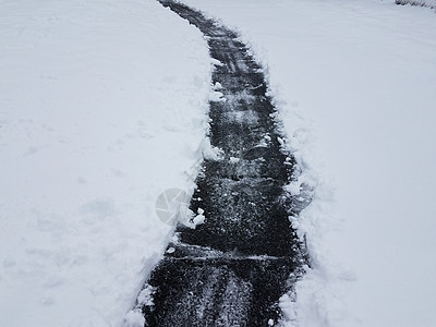 冬季有白雪铲铁铲的沥青车道小路寒冷街道沉淀白色天气图片