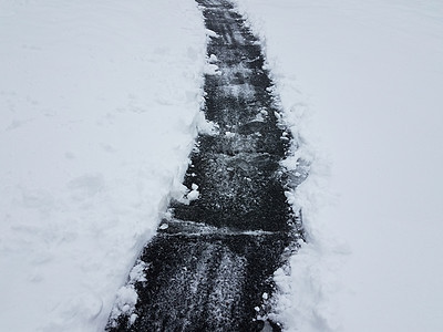 冬季有白雪铲铁铲的沥青车道沉淀白色小路街道寒冷天气图片